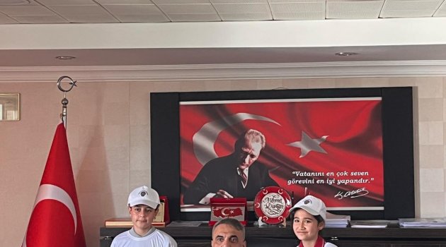 23 NİSAN NEDENİYLE TEMSİLİ ÖĞRENCİLER MAKAMDA