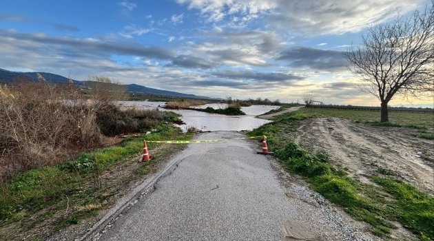 Gediz Nehri taştı: yol geçici olarak kapatıldı!