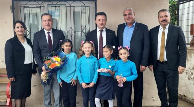 KAYMAKAM KAPANKAYA KIZILAY’IN HEDİYESİ ÇANTALARI ÖĞRENCİLERE DAĞITTI