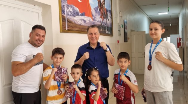 KİCK BOKS DÜNYA KUPASI VE TÜRKİYE ŞAMPİYONASINDA DERECEYE GİREN SPORCULARDAN KAYMAKAM KAPANKAYA’YA ZİYARET