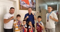 KİCK BOKS DÜNYA KUPASI VE TÜRKİYE ŞAMPİYONASINDA DERECEYE GİREN SPORCULARDAN KAYMAKAM KAPANKAYA’YA ZİYARET
