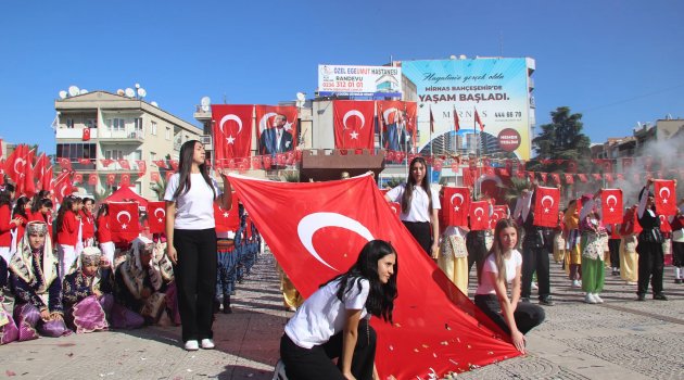 Turgutlu’da Cumhuriyet'in 102. Yıldönümü Coşkuyla Kutlandı